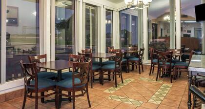 Super 8 by Wyndham San Marcos