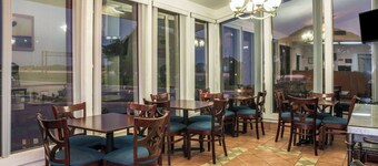 Super 8 by Wyndham San Marcos