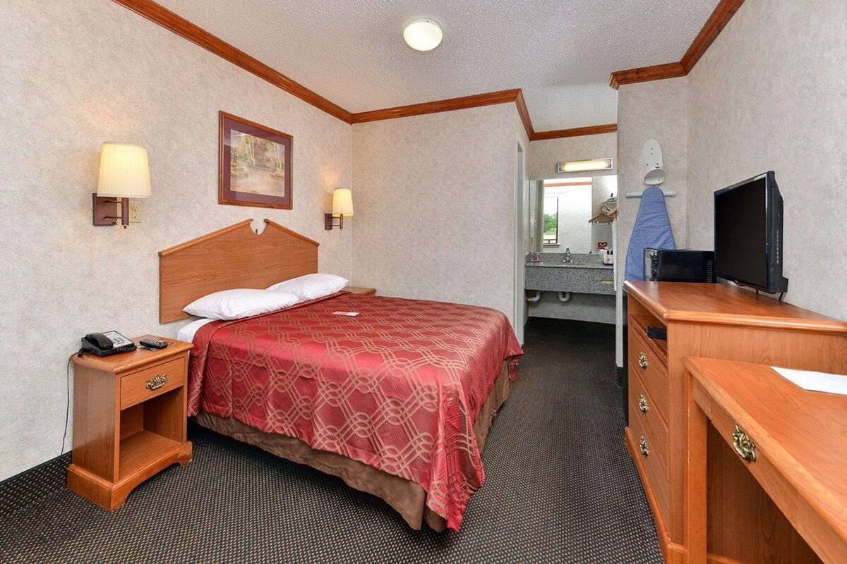 Chambre Standard, 1 grand lit, non-fumeur | Bureau, fer et planche à repasser, accès au Wi-Fi (inclus)