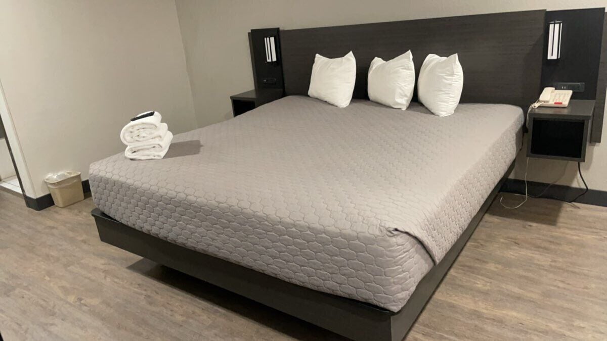 Chambre Standard, 1 très grand lit, non-fumeurs (Non-Accessible) | Bureau, fer et planche à repasser, Wi-Fi gratuit, draps fournis