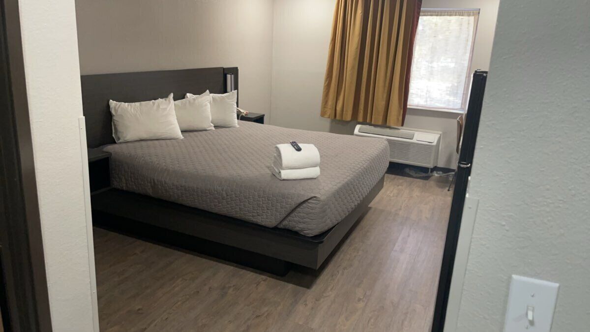 Standardzimmer, 1 King-Bett, Nichtraucher (Non-Accessible) | Schreibtisch, laptopgeeigneter Arbeitsplatz, Bügeleisen/Bügelbrett