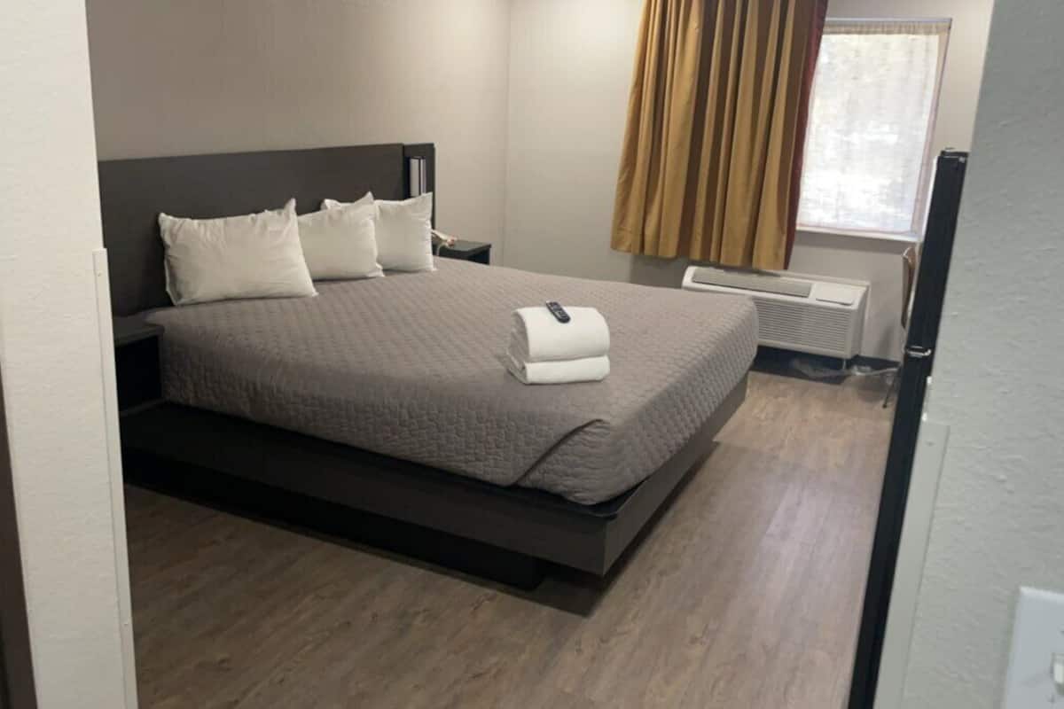 Standardzimmer, 1 King-Bett, Nichtraucher (Non-Accessible) | Schreibtisch, laptopgeeigneter Arbeitsplatz, Bügeleisen/Bügelbrett