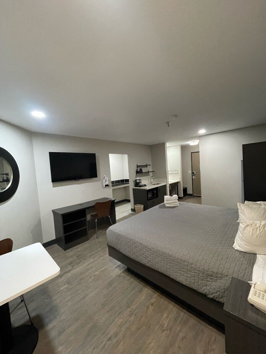 غرفة ديلوكس - سرير ملكي | مكتب ومساحة عمل للكمبيوتر المحمول ومكواة/لوح كي وواي فاي مجانًا