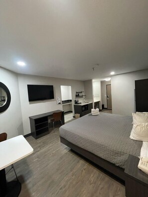 مكتب ومساحة عمل للك مبيوتر المحمول ومكواة/لوح كي وواي فاي مجانًا