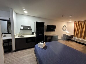 Family Room, 1 Queen Bed and 1 Twin Bunk Bed, Non Smoking, Non-Accessible