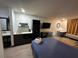 Escritorio y espacio para trabajar con laptop 