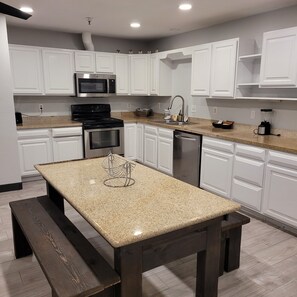 Suite familiar, 2 camas Queen size, para no fumadores | Cocina privada | Microondas, cafetera y tetera y toallas de papel 