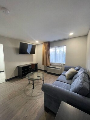 Standard Room, 1 Queen Bed | Desk, laptop workspace, iron/ironing board, free WiFi - Pinetop Studio Suites (Pinetop)