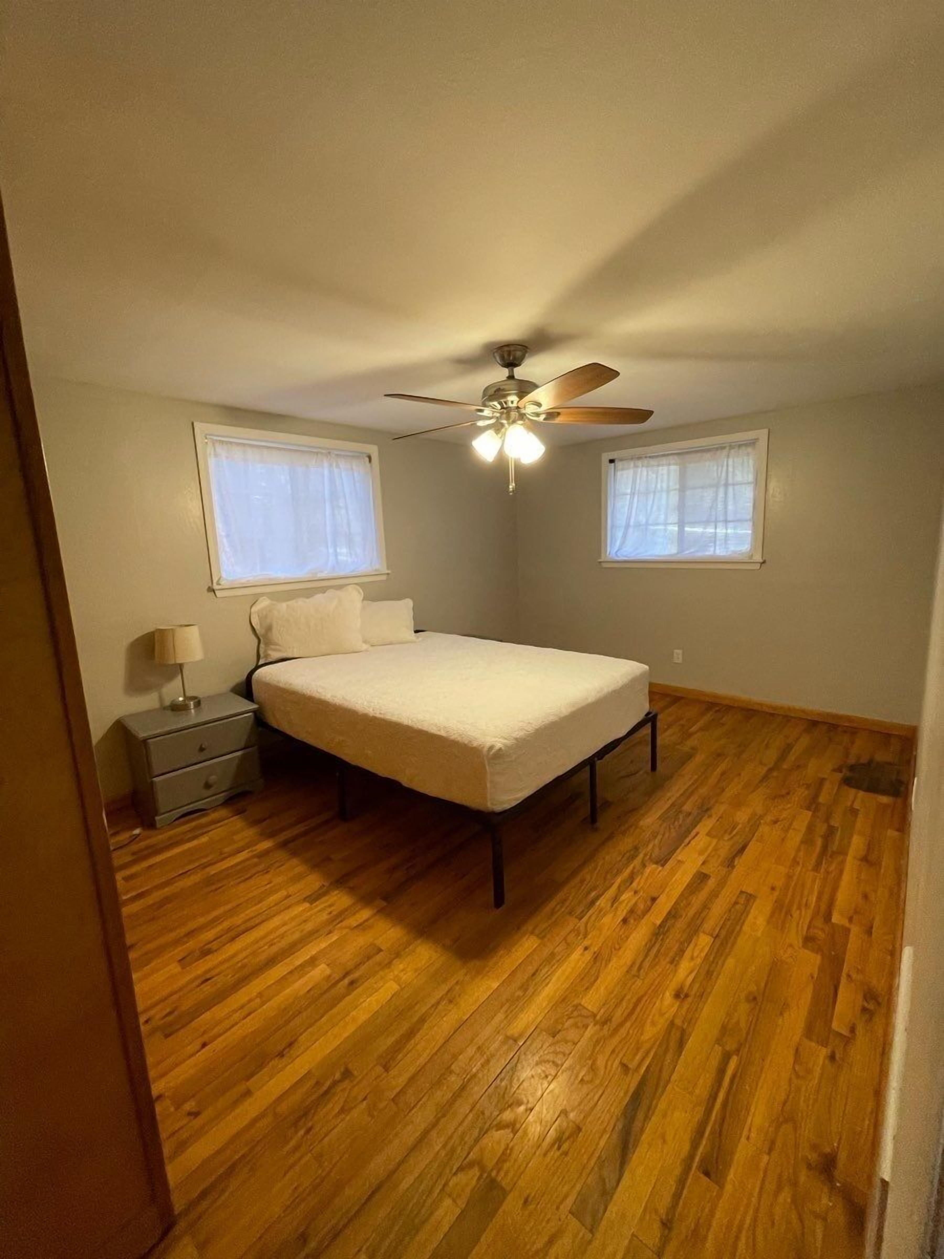 Appartement Deluxe, 1 grand lit, non-fumeurs | Bureau, fer et planche à repasser, Wi-Fi gratuit, draps fournis
