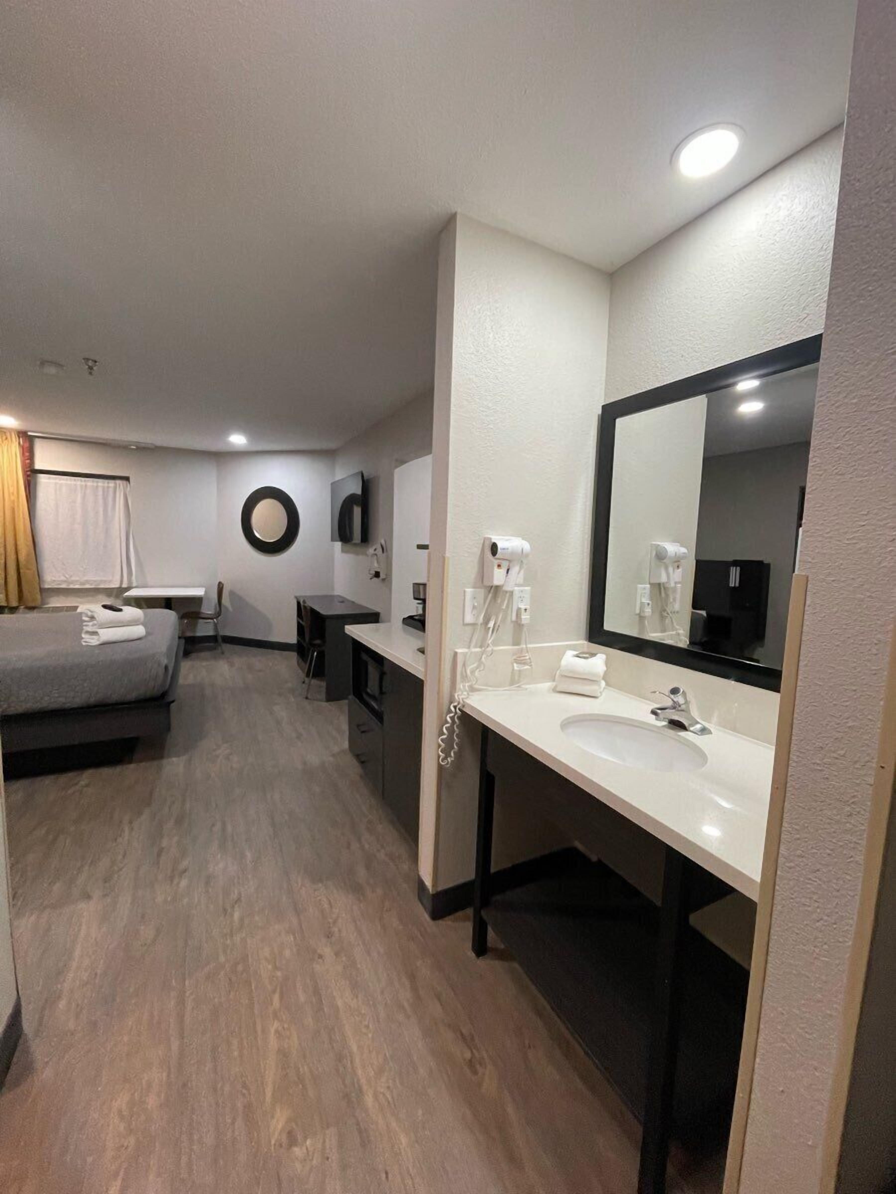 Quarto luxo, 1 cama King, para não fumantes, cozinha | Escrivaninha, espaço de trabalho para notebook