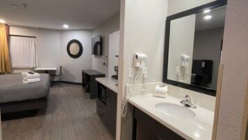 Quarto luxo, 1 cama King, para não fumantes, cozinha | Escrivaninha, espaço de trabalho para notebook