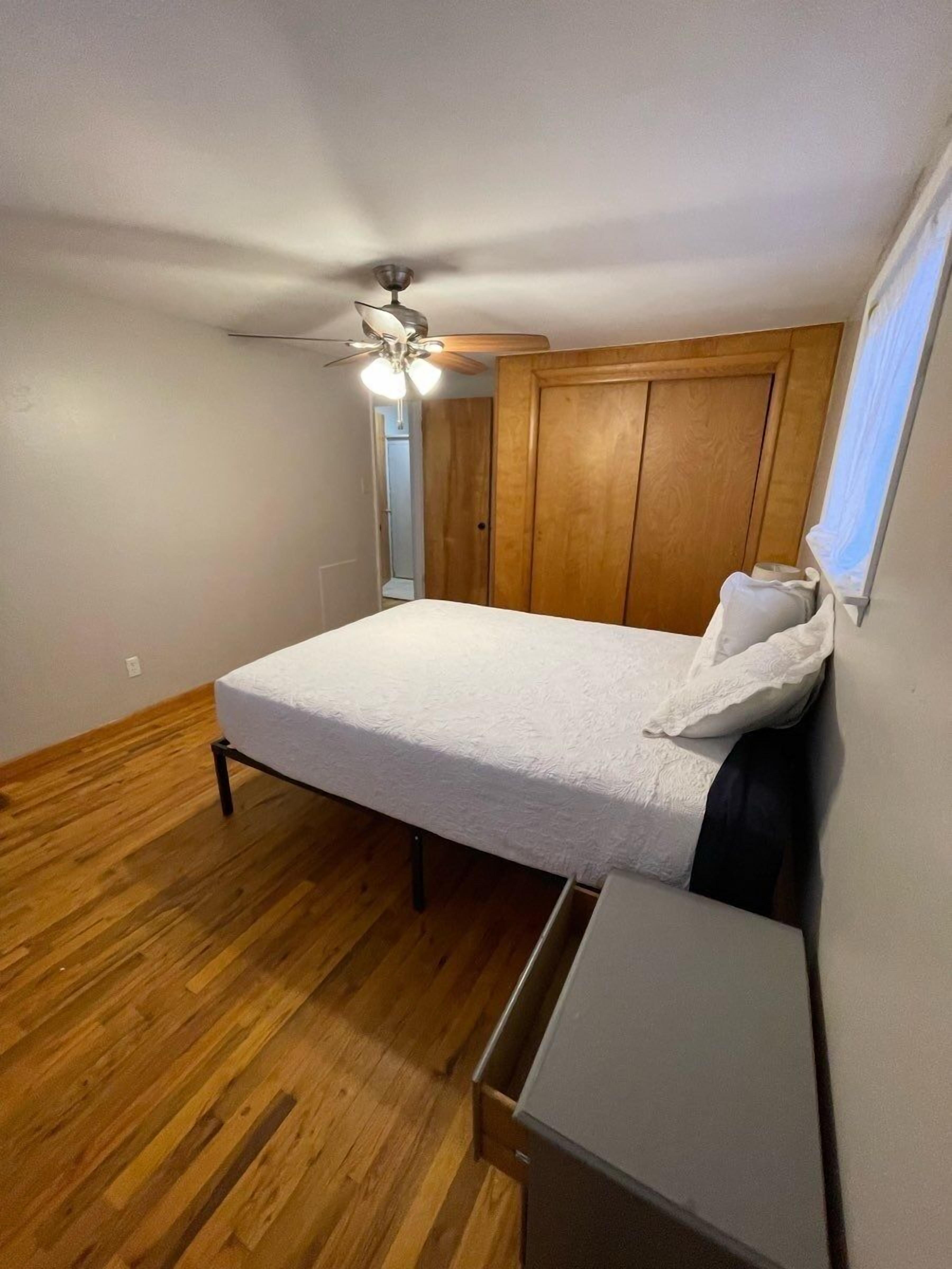 Deluxe Apartment, 1 Queen Bed, Non Smoking | Desk, iron/ironing board, free WiFi, bed sheets