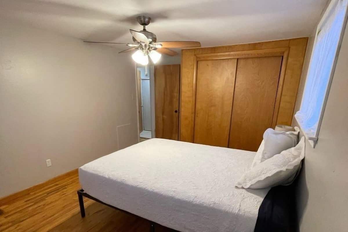 Deluxe Apartment, 1 Queen Bed, Non Smoking | Desk, iron/ironing board, free WiFi, bed sheets