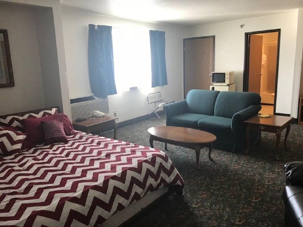 豪華套房, 1 張特大雙人床及 1 張梳化床, 按摩浴缸 | 書桌、熨斗/熨衫板、免費 Wi-Fi、床單