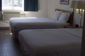 Habitación estándar, 2 camas Queen size, para no fumadores | Tabla de planchar con plancha, wifi gratis y ropa de cama 