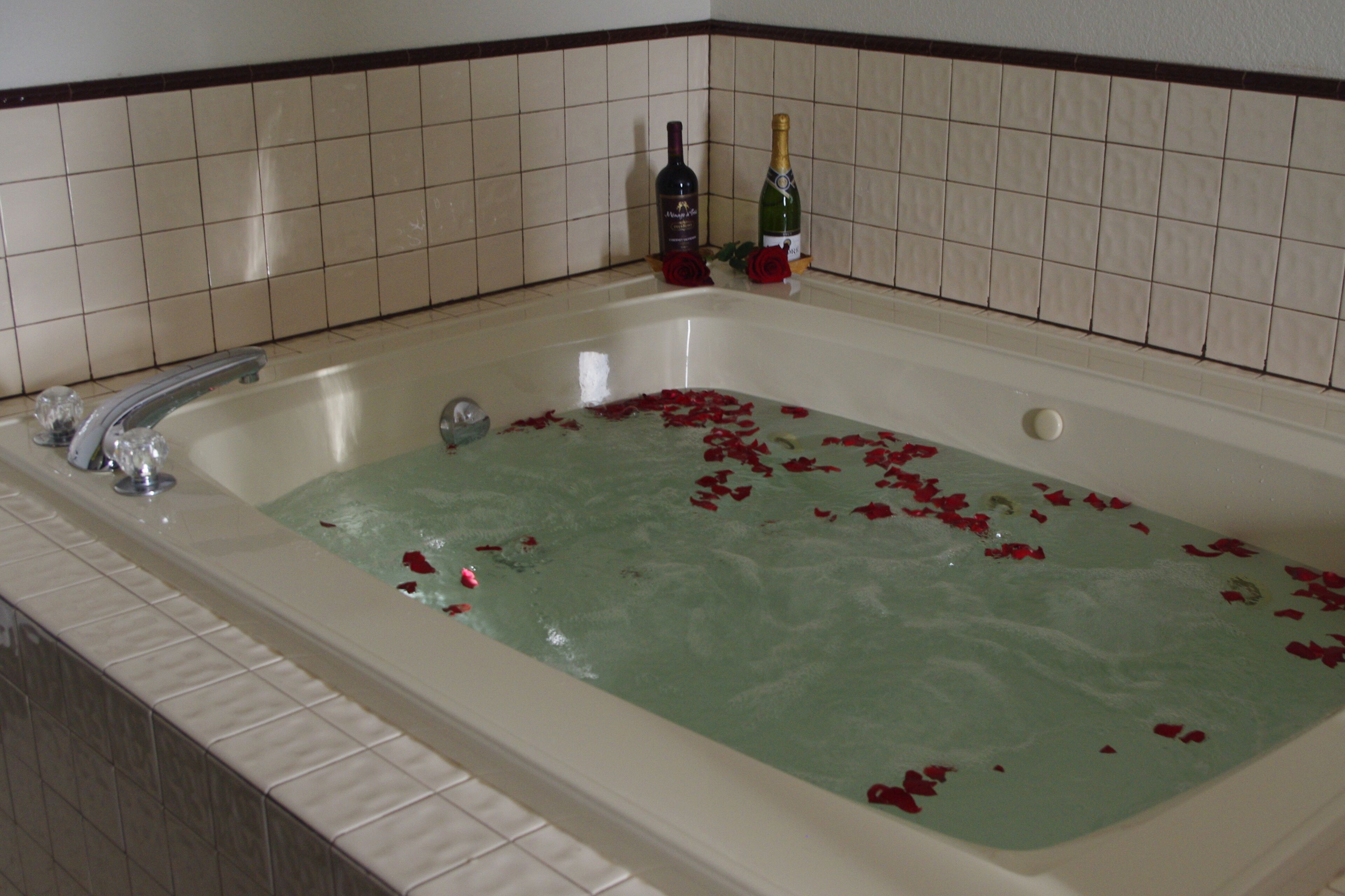 套房, 1 張加大雙人床, 按摩浴缸 | 書桌、熨斗/熨衫板、免費 Wi-Fi、床單