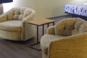 Deluxe-Suite, 1 King-Bett und Schlafsofa, Whirlpool | 1 Schlafzimmer, Bügeleisen/Bügelbrett, kostenloses WLAN, Bettwäsche