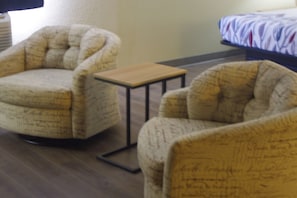 Deluxe-Suite, 1 King-Bett und Schlafsofa, Whirlpool | 1 Schlafzimmer, Bügeleisen/Bügelbrett, kostenloses WLAN, Bettwäsche