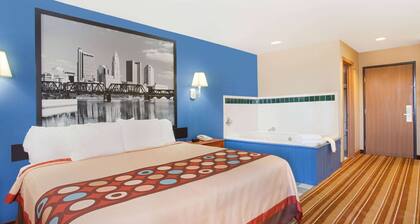 Super 8 by Wyndham Defiance