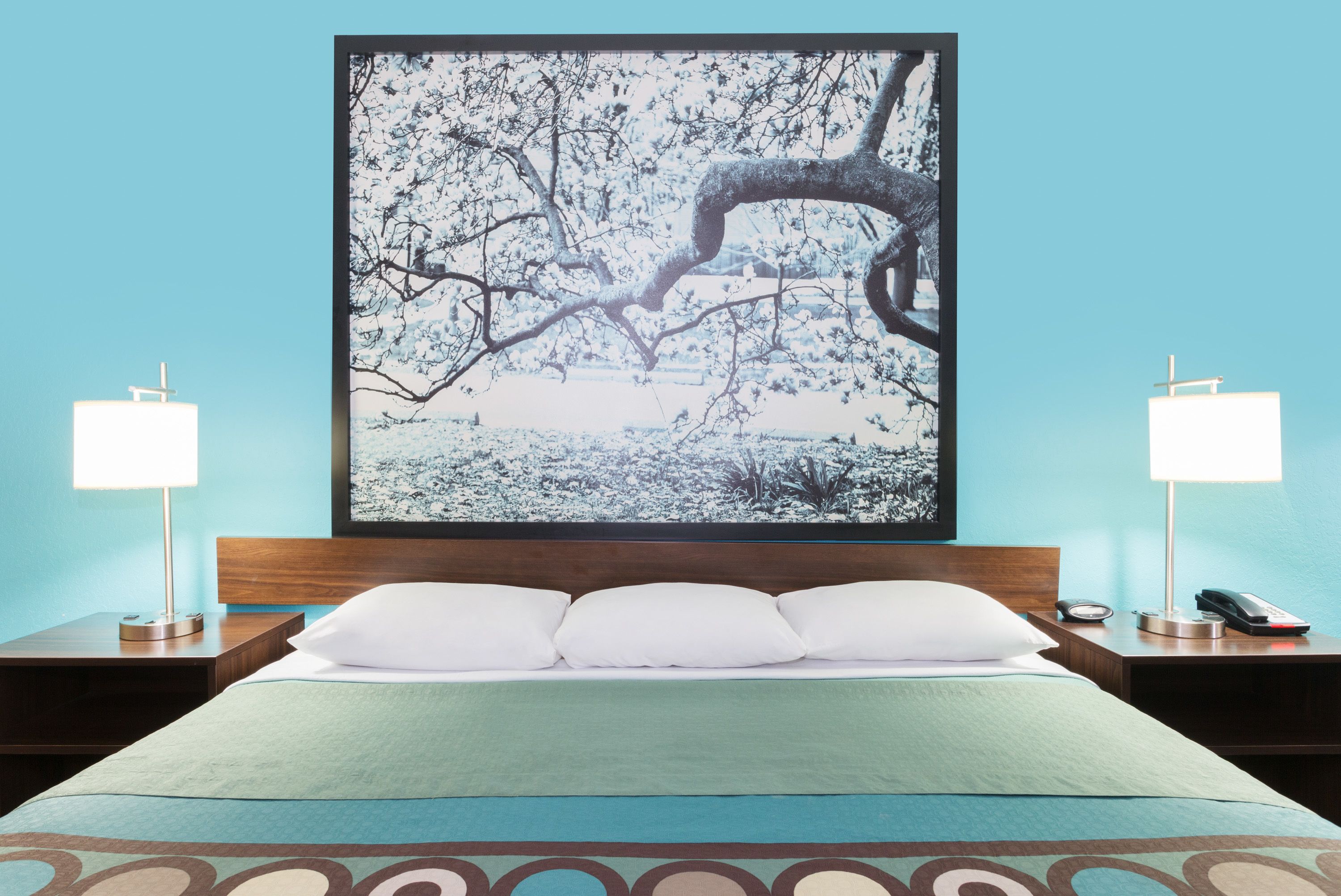 Luxe beddengoed, bedden met traagschuimmatras, een bureau