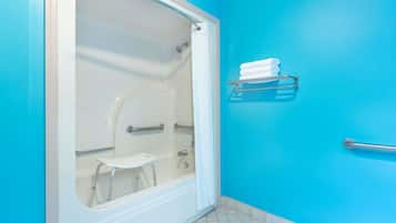 Tina con regadera, secadora de cabello, toallas