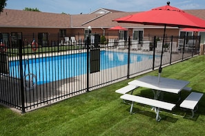 Piscine intérieure, piscine extérieure en saison, chaises longues