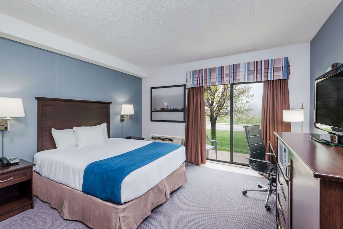 Desk, blackout drapes, iron/ironing board, free WiFi