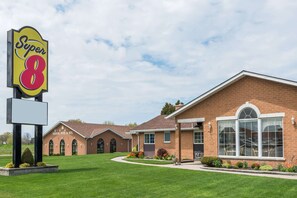 Exterior - Super 8 by Wyndham Port Elgin (Saugeen Shores)