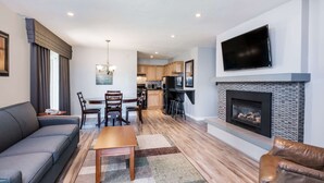 Suite – superior, 2 soverom, ikke-røyk, bassengutsikt (1 King & 1 Queen Bed) | Skrivebord, blendingsgardiner, strykejern/-brett og wi-fi (inkludert)