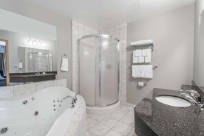 Suite superior, 1 cama King size, para no fumadores, vista a la alberca (Lower Floor) | Baño | Amenidades de baño gratuitas, secadora de cabello, toallas, jabón 