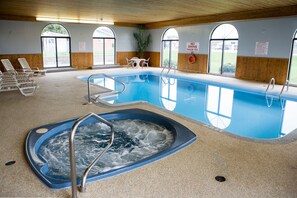 Innenpool, Außenpool (je nach Saison geöffnet), Liegestühle