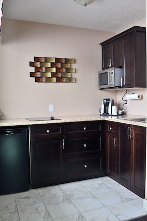 Deluxe Suite, 1 King Bed, Non Smoking (Park View, Lower Floor) | Private kitchen