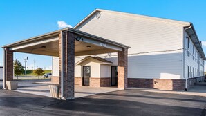 Un bâtiment doté d’un espace de stationnement couvert et d’une seule porte d’entrée.