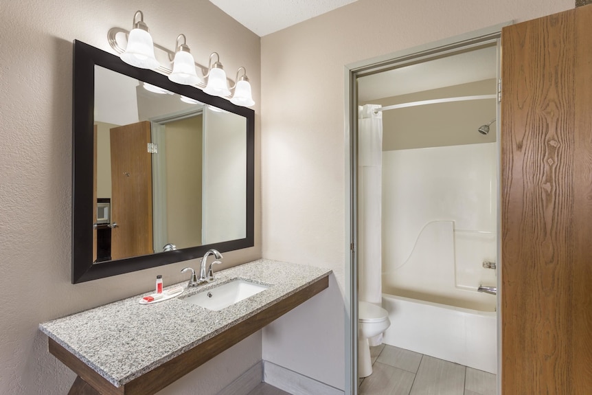 Super 8 by Wyndham Hebron Lowell Area, Hebron: Hotel Reviews