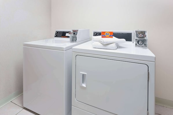 Kühlschrank, Mikrowelle, Wasserkocher mit Kaffee-/Teezubehör