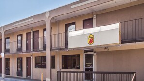 Un hotel de varios pisos con fachada color beige, balcones y el logotipo de Super 8.