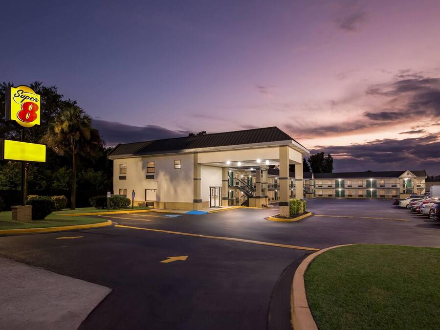 Un motel de type Super 8 avec un parking et une entrée.