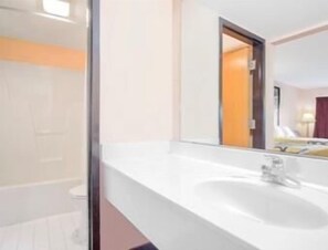 Tina con regadera, amenidades de baño gratuitas, secadora de cabello 