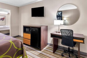 Escritorio, espacio para trabajar con laptop y cortinas blackout 
