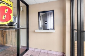 Lobby - Super 8 by Wyndham Columbia (Columbia)