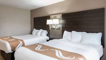 Habitación estándar, 2 camas Queen size, para no fumadores | Escritorio, cortinas blackout y tabla de planchar con plancha