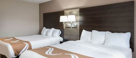 Habitación estándar, 2 camas Queen size, para no fumadores | Escritorio, cortinas blackout y tabla de planchar con plancha