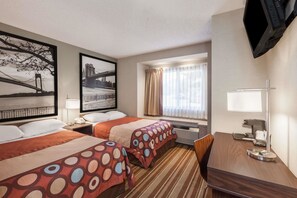 Een bureau, een strijkplank/strijkijzer, extra bedden, gratis wifi