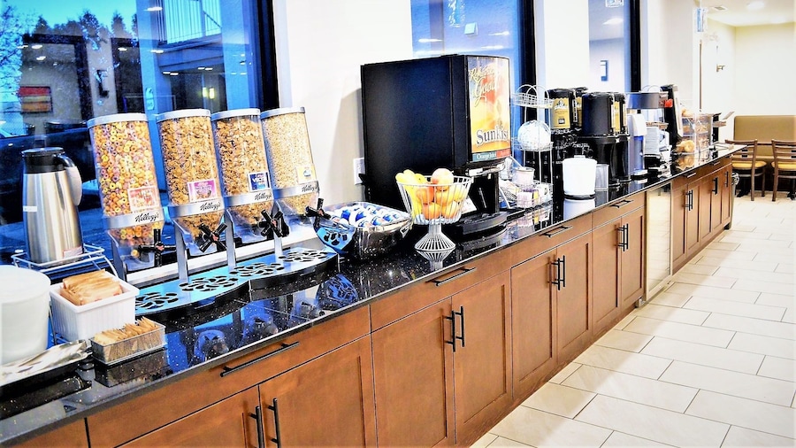 Super 8 by Wyndham Kelowna BC