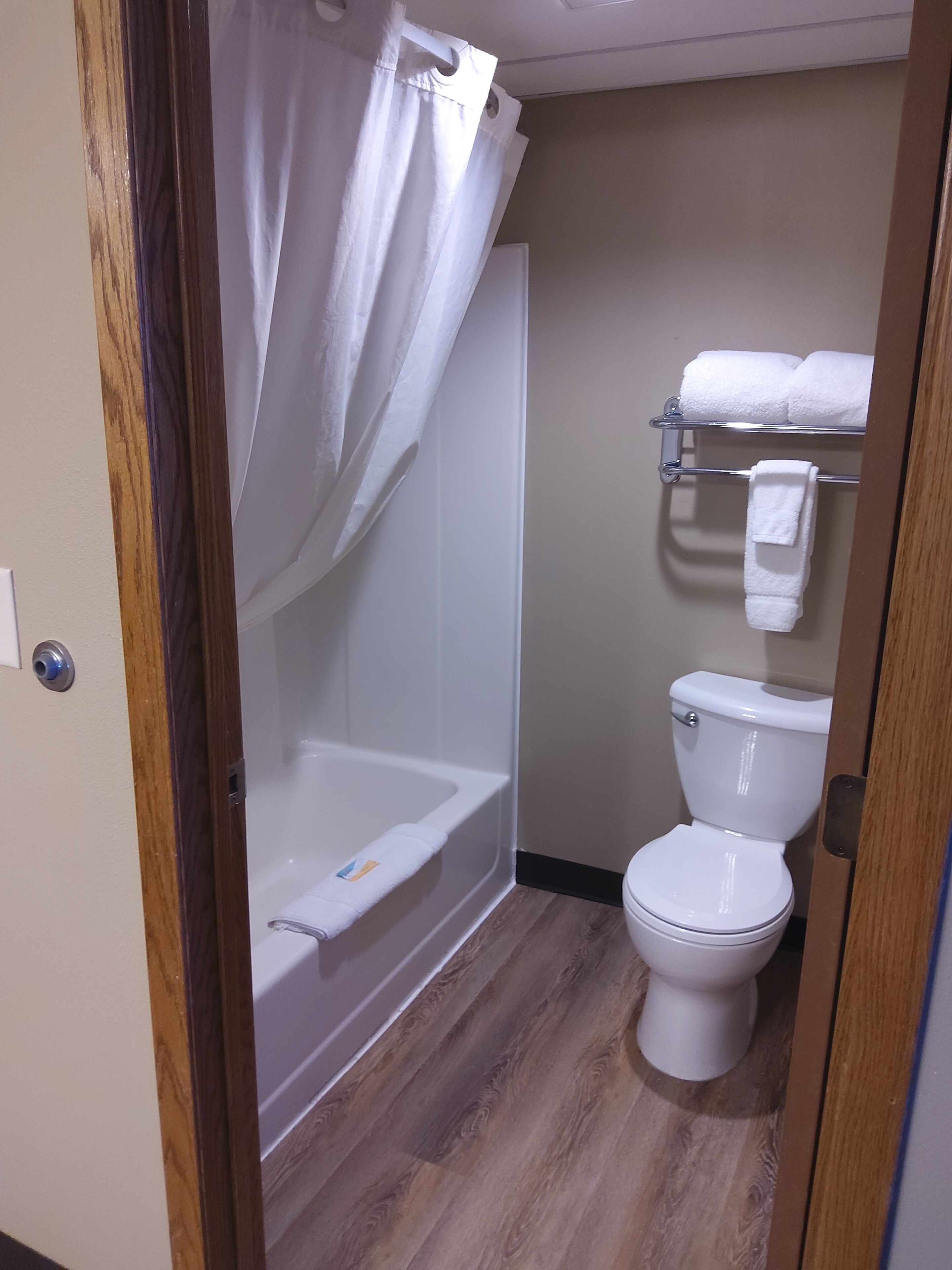 Een bad/douchecombinatie, een diep bad, gratis toiletartikelen
