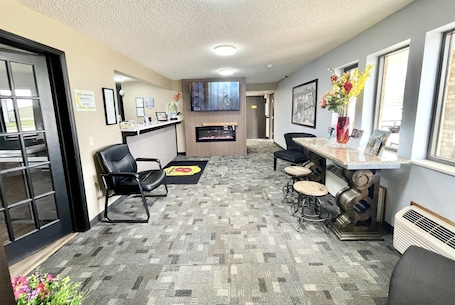 Lobby. Super 8 by Wyndham Estherville