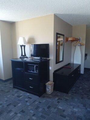 Suite, 1 King Bed, Non Smoking | Blackout drapes, free cribs/infant beds, rollaway beds, free WiFi