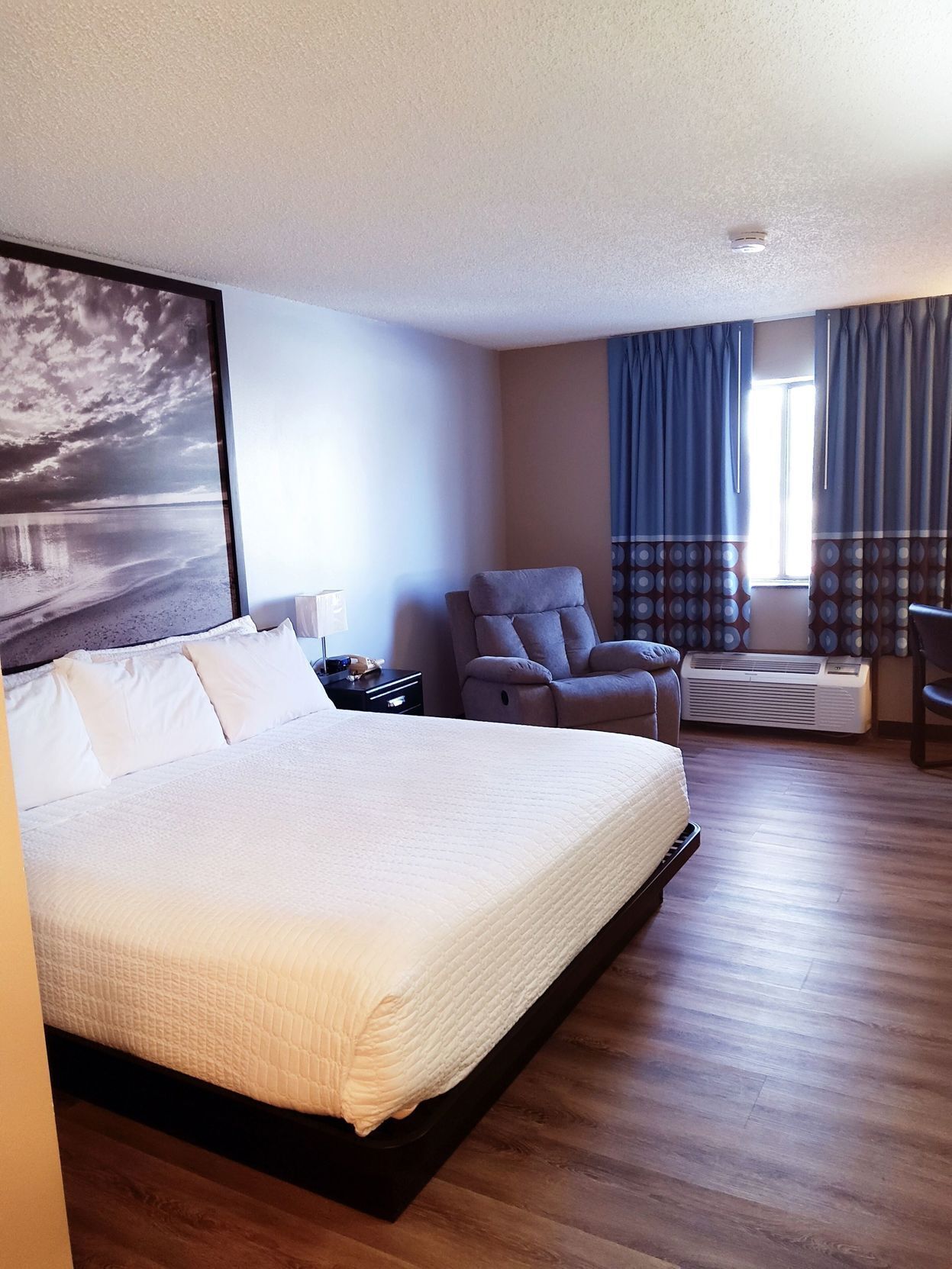 Màn/rèm cản sáng, nôi (giường cho trẻ sơ sinh) miễn phí 