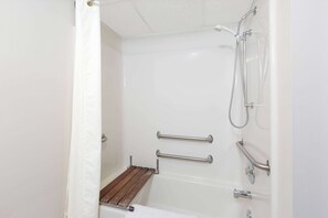 Habitación, 1 cama Queen size, con acceso para personas discapacitadas, para no fumadores (Mobility) | Baño para personas con discapacidad