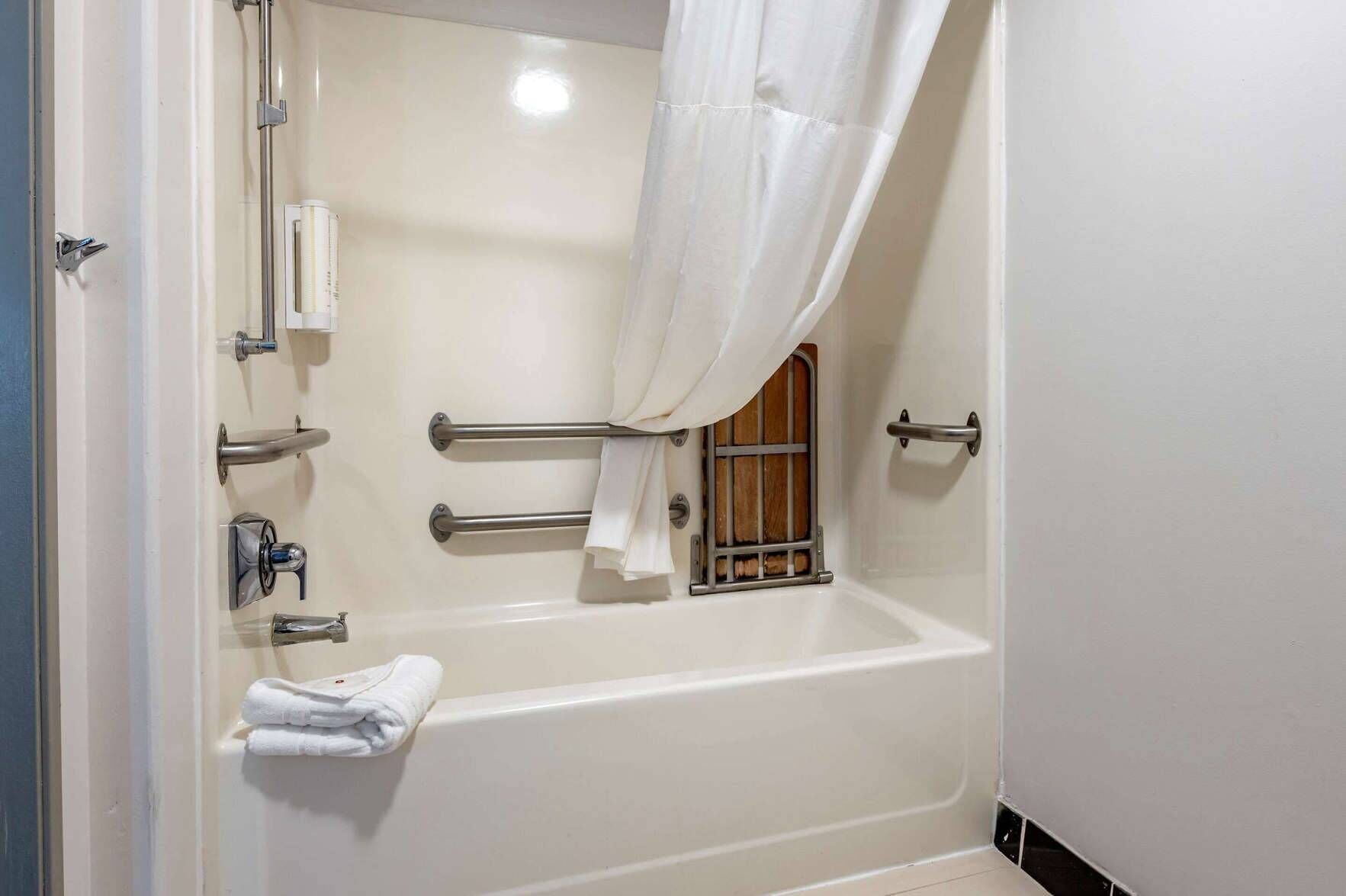 Bad | Toalettartikler (inkludert), hårføner og håndklær